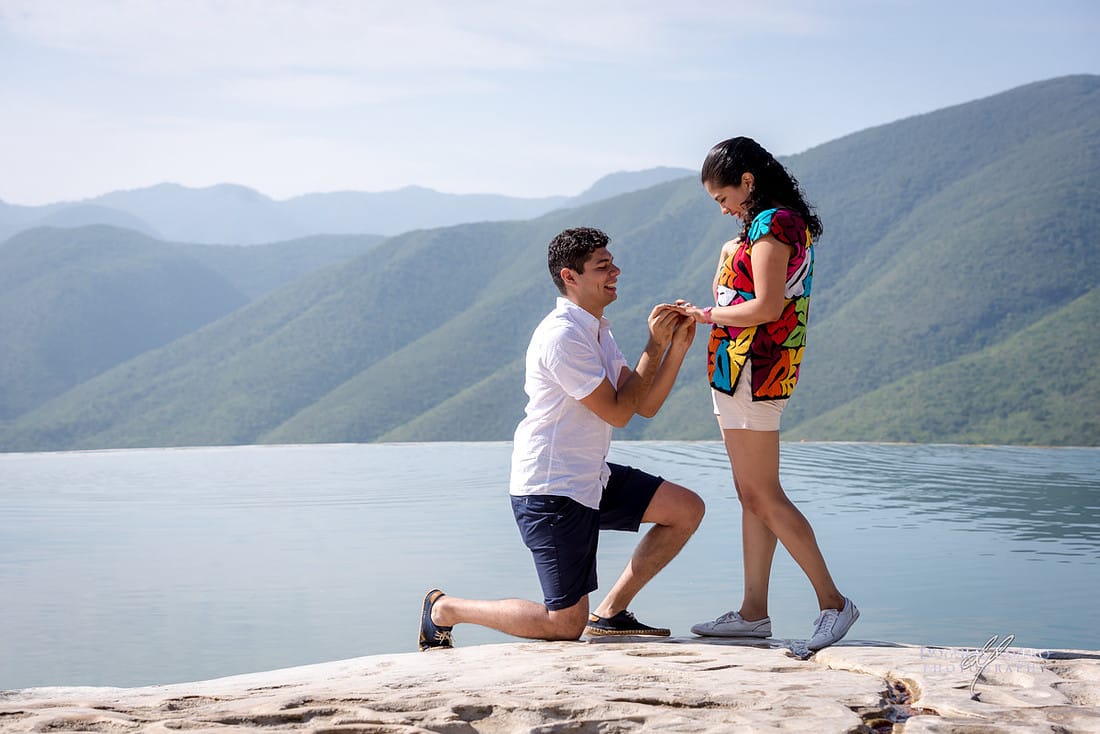 Carlos and María, surprise proposal at Hierve el Agua, Oaxaca