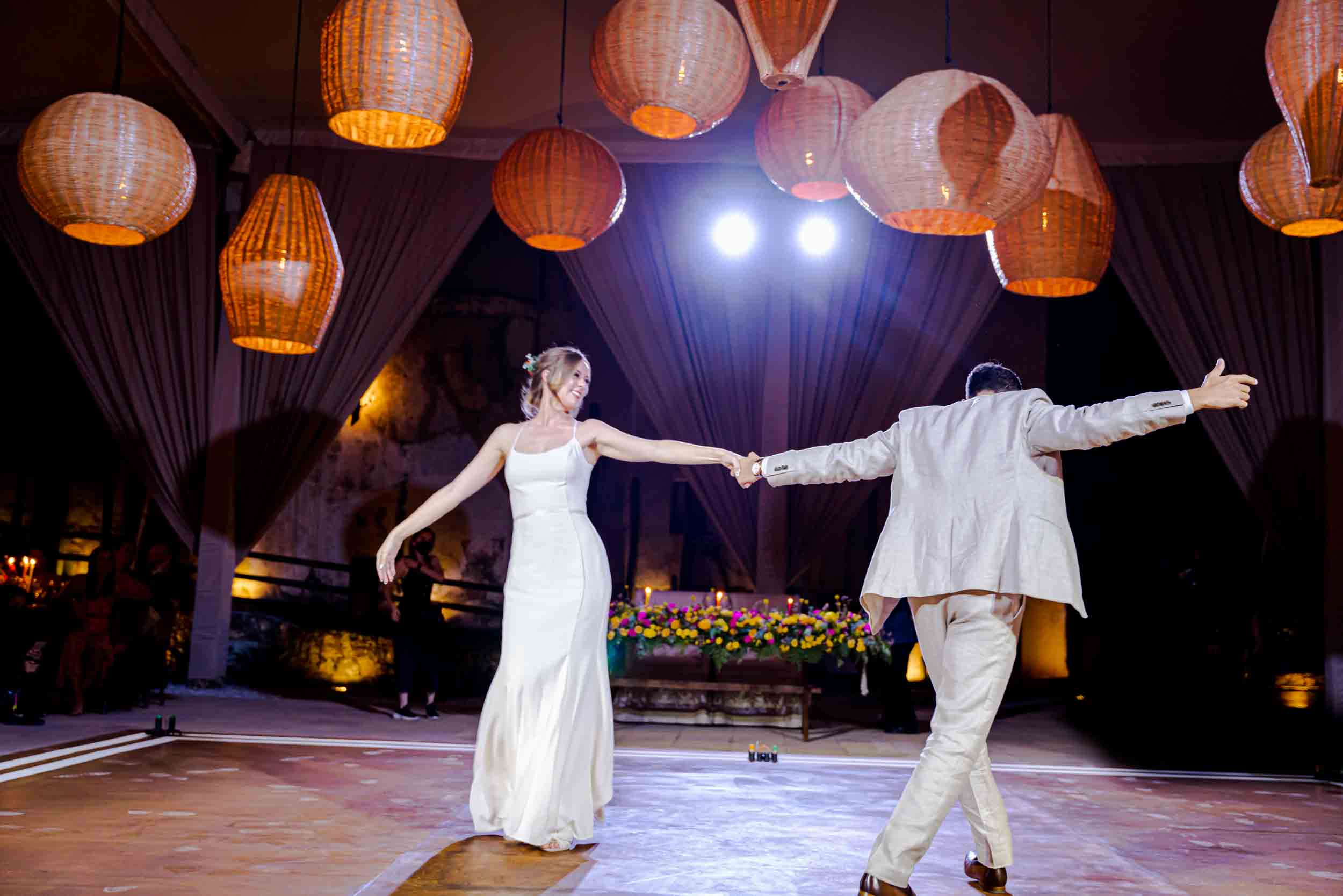 Anneka & Alejandro — El Cardenal, Centro Histórico — Douglas Favero Photography