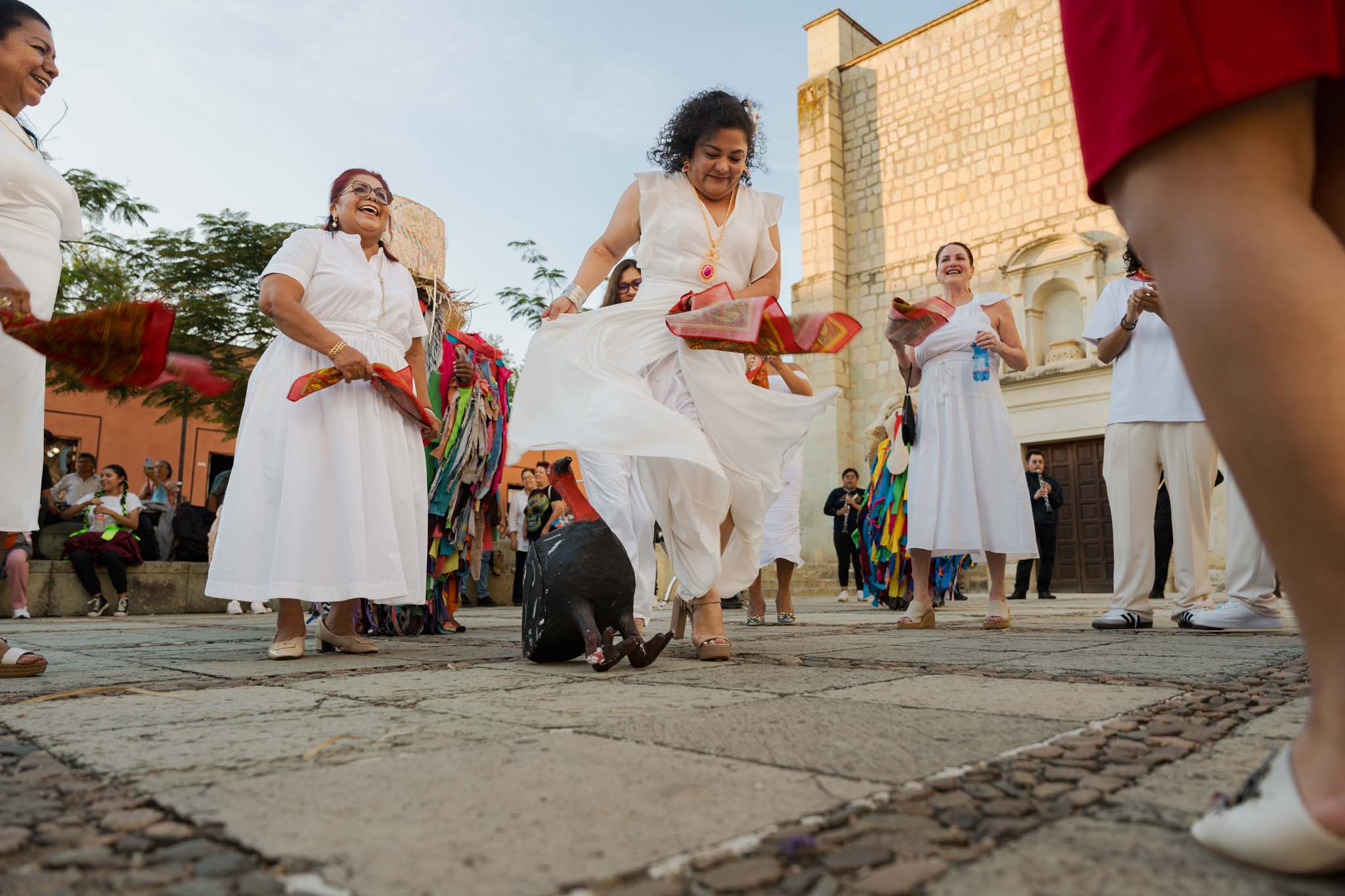 Vianey & Greyson — Esplanada Santo Domingo / El Chef Zapoteco — Douglas Favero Photography