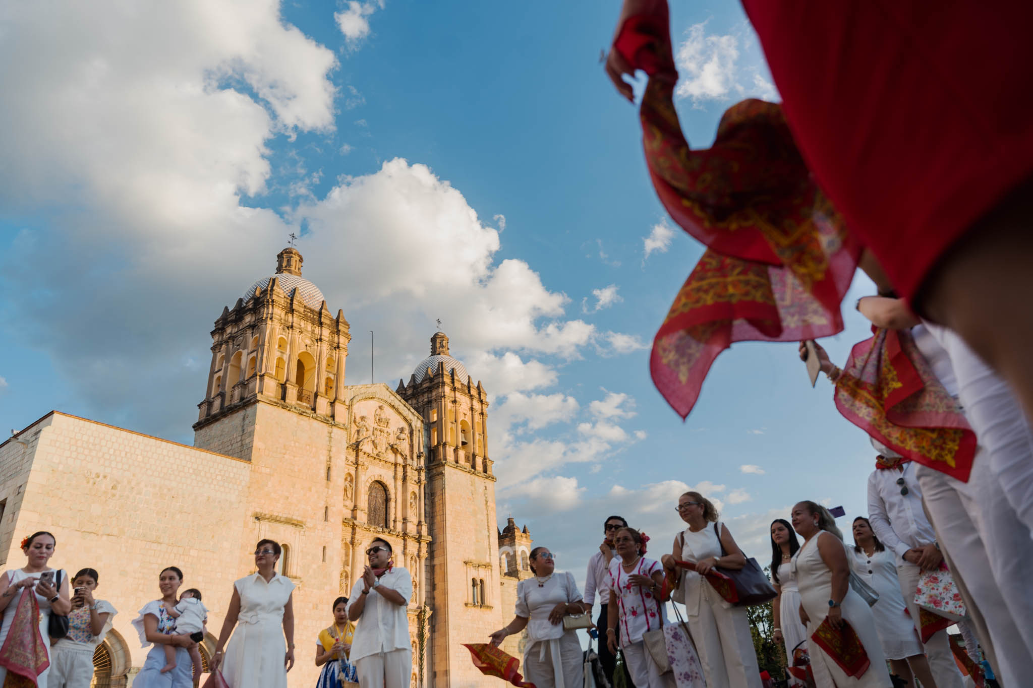 Vianey & Greyson — Esplanada Santo Domingo / El Chef Zapoteco — Douglas Favero Photography