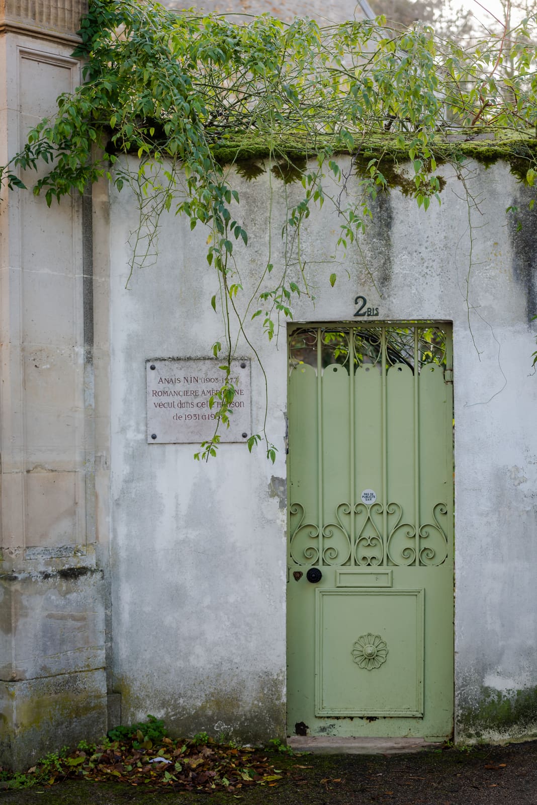 Green door with a plaque beside it at 2 bis rue de Montbuisson, Louveciennes
