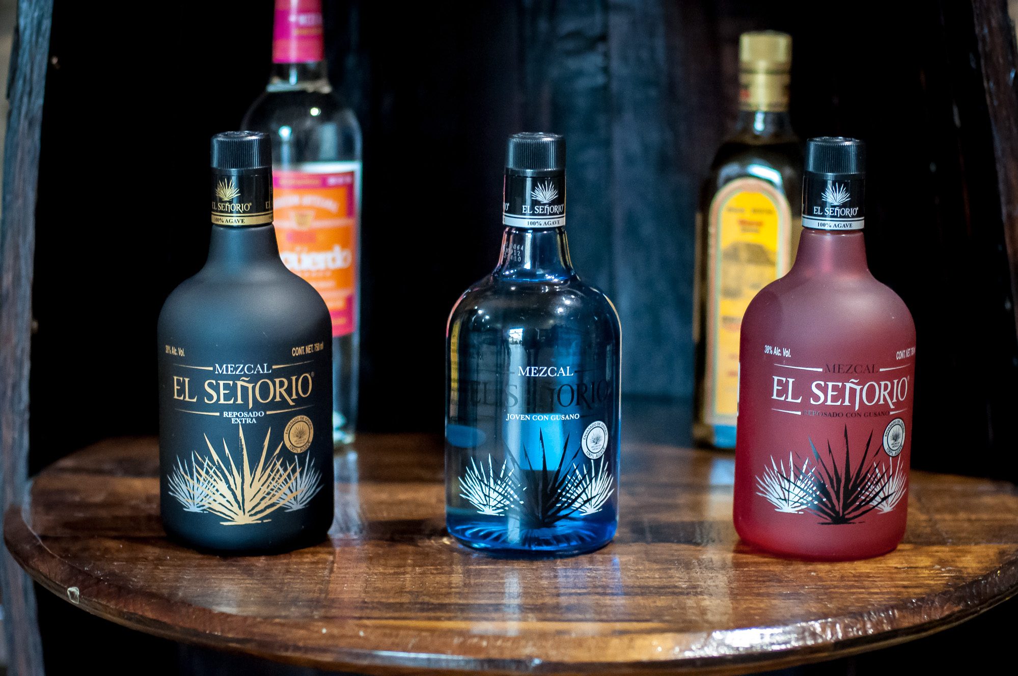 Botellas de mezcal en una barra
