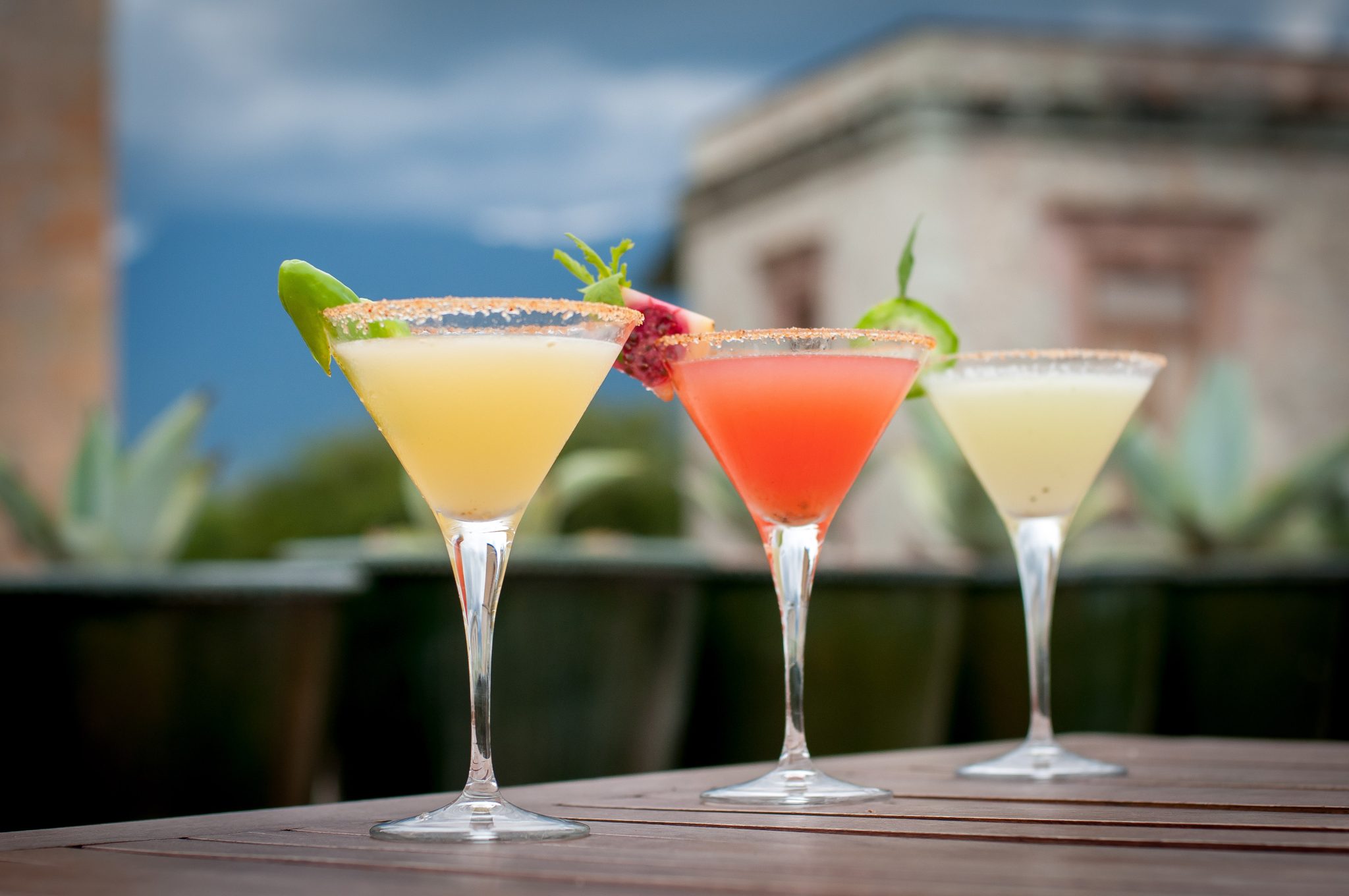 Cocteles de mezcal en una terraza