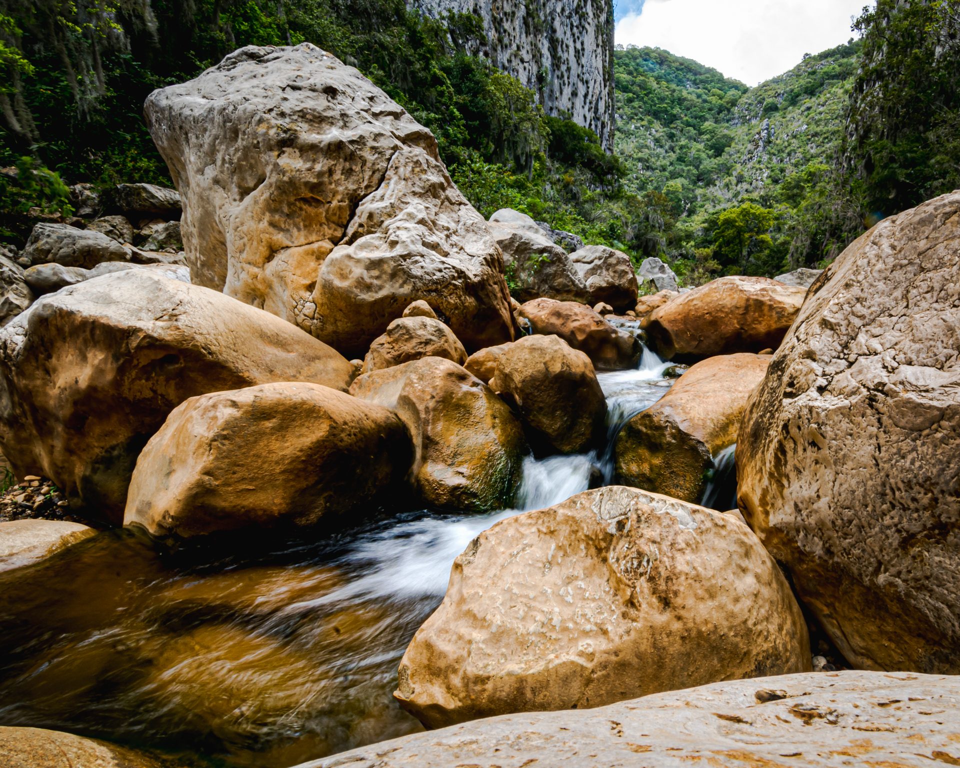 The river through the canyon at Apoala