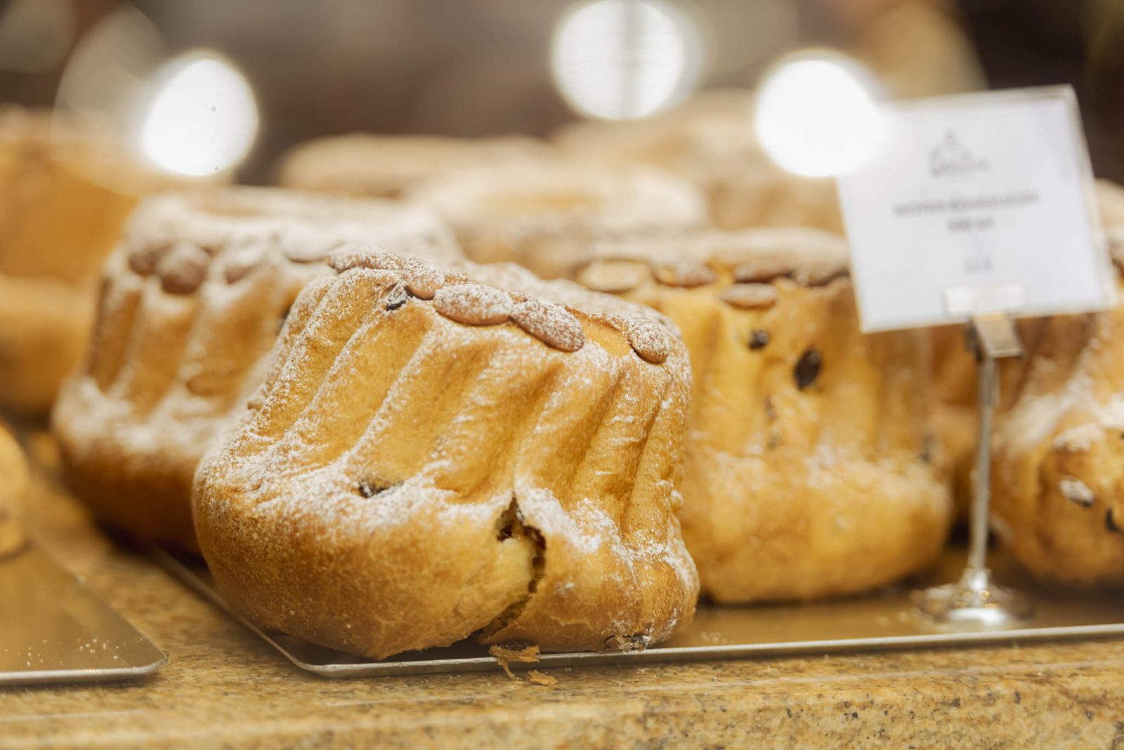 Kougelhopf cakes dusted with sugar in a bakery window